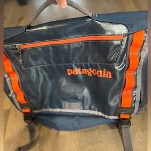 Like New Patagonia Black Hole Mini Messenger Bag Travel 12L Discontinued RARE